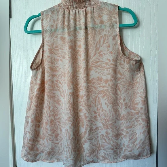 Elizabeth & James MEDIUM Pink White Leaf Print Sleeveless Blouse Smocked Neck - Picture 4 of 4